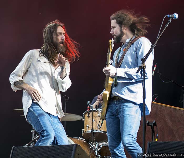 chris and rich robinson performing with the black crowes