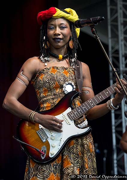 live photo of Fatoumata Diawara