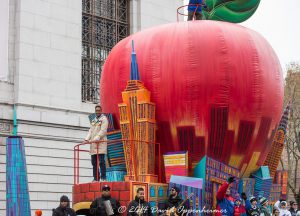 Big Apple Float Romeo Santos Macys Parade 4473 scaled