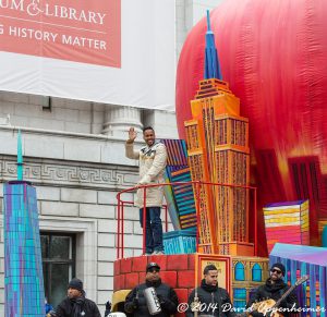 Big Apple Float Romeo Santos Macys Parade 4474