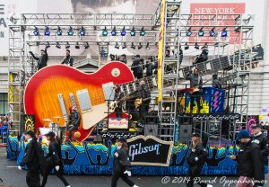 Dan and Shay Gibson Guitar Macys Thanksgiving Parade 4397 scaled