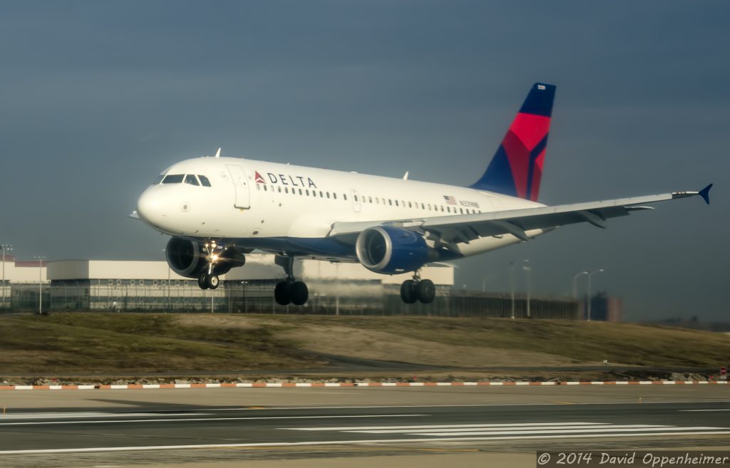 Delta Air Lines Jet Landing at LaGuardia Airport