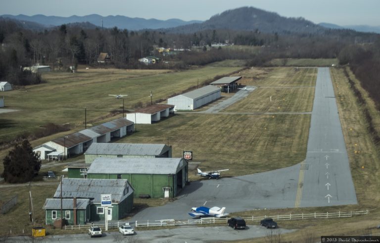 Hendersonville County Airport in North Carolina - Landing Approach